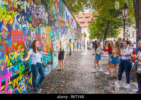Viele Fotos, die auf dem Prager Lennon-mauer Lennonova zeď Prag Velkopřevorské náměstí, Malá Strana Prag Tschechische Republik Europa Stockfoto
