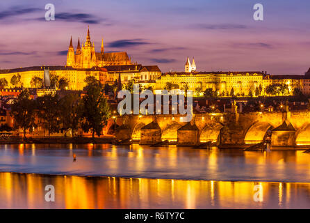 Die Prager Burg St. Veitsdom Prag Parlamentsgebäude Karlsbrücke über die Moldau in der Nacht Prag Tschechische Republik EU Europa Stockfoto