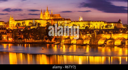 Die Prager Burg St. Veitsdom Prag Parlamentsgebäude Charles Brücke über den Fluss Moldau in der Nacht Prag Tschechische Republik EU Europa Stockfoto