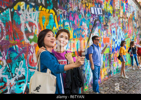 Chinesische Touristen Prag Lennon Wall Lennonova zeď chinesische Frauen nehmen ein selfie Prag Velkopřevorské náměstí, Malá Strana Prag Tschechien Europa Stockfoto