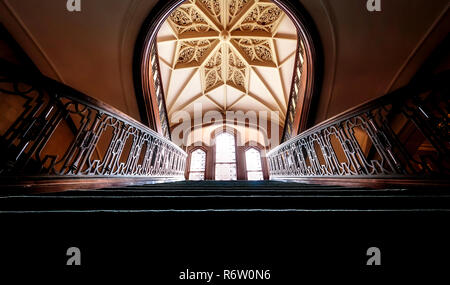 Eine Treppe führt zu einer aufwendig gestaltete Aerolian Orgel Rippe vault an Callanwolde Fine Arts Center in Atlanta, Georgia. Stockfoto