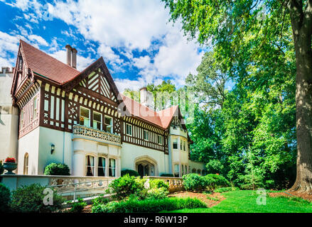 Callanwolde Fine Arts Center befindet sich in einem 27.000 Quadratmeter Gothic-Tudor Revival Herrenhaus untergebracht, auf 12 Hektar in Atlanta, Georgia. Stockfoto