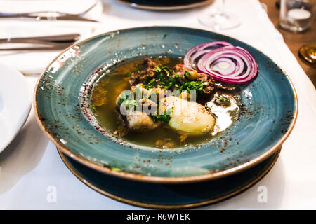 Traditionelle kaukasische Suppe Putuk (Piti) der Platte Stockfoto