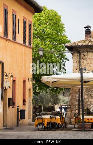Tische und Stühle der Straßencafés am Italien Stockfoto