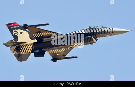 Türkische Luftwaffe F-16C Fighting Falcon's olo Türke' durchführen an den 2018 Royal International Air Tattoo Stockfoto