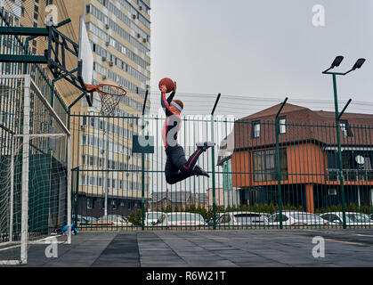 Basketball Spieler spielt auf der Straße Stockfoto