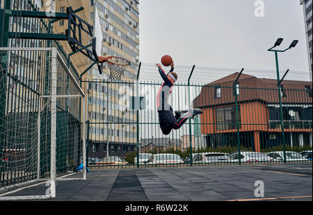 Basketball Spieler spielt auf der Straße Stockfoto