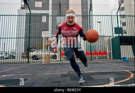 Basketball Spieler spielt auf der Straße Stockfoto