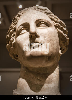 Eine griechische Skulptur einer Göttin, geglaubt, Demeter, an der Michael C. Carlos Museum an der Emory University in Atlanta, Georgia angezeigt. Stockfoto