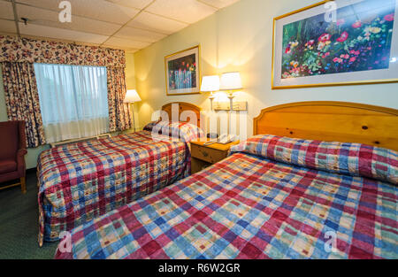 Ein Zimmer mit zwei Doppelbetten ist dargestellt im University Inn, ein familiengeführtes Hotel in der Nähe von der Emory University in Atlanta, Georgia, 29. Mai 2014. Stockfoto