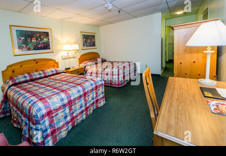 Ein Zimmer mit zwei Doppelbetten ist dargestellt im University Inn, ein familiengeführtes Hotel in der Nähe von der Emory University in Atlanta, Georgia, 29. Mai 2014. Stockfoto