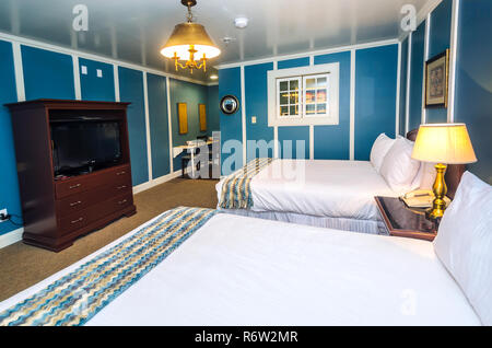 Blaue Wände begrüßen die Gäste in einem der renovierten Zimmer im University Inn, ein familiengeführtes Hotel in der Nähe von der Emory University in Atlanta, Georgia. Stockfoto