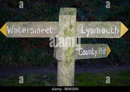 Alte hölzerne Land Wegweiser auf dem Weg von Lynmouth zu Watersmeet. Exmoor National Park, North Devon, Großbritannien. Stockfoto