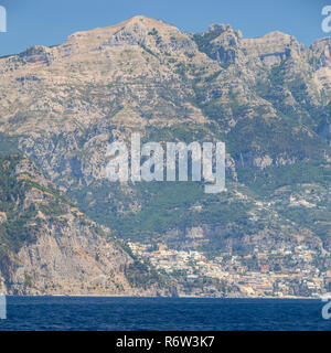 Exklusive Villen und Apartments an der felsigen Küste von Amalfi. Kampanien. Italien Stockfoto