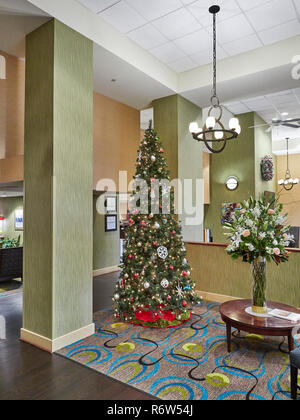 Geschmückten Weihnachtsbaum im Hampton Inn Hotel Lobby, in Fairhope Alabama, USA. Stockfoto