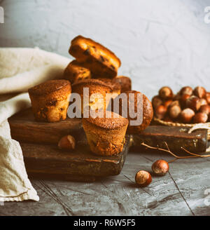 Kleine runde gebackenen Muffins mit trockenem Obst und Rosinen Stockfoto