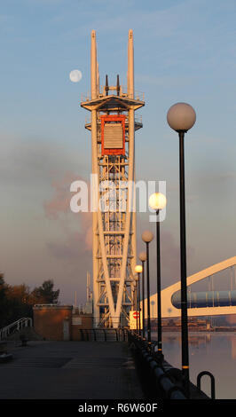 Sonnenaufgang auf dem Lowry Brücke in Salford Stockfoto