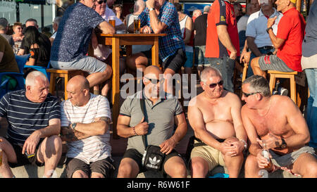 Benidorm, Costa Blanca, Spanien. Die Tiki Beach Bar am Levante Beach ist jetzt renoviert und wieder eröffnet worden Stockfoto