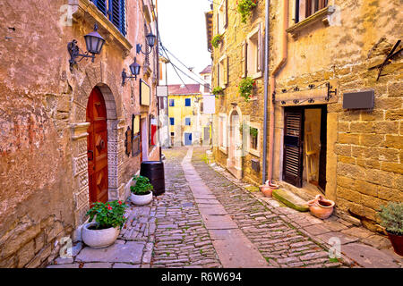 Vrbnik gepflasterten Straße und alter Architektur anzeigen Stockfoto