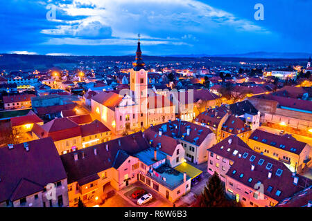 Stadt Krizevci Antenne Panoramablick Außenansicht bei Nacht Stockfoto
