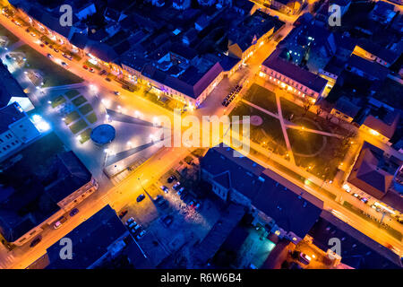Stadt Krizevci Hauptplatz Antenne bei Nacht Stockfoto