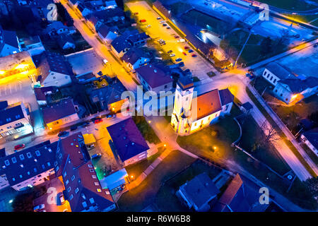 Stadt Krizevci Kirche und quadratische Antenne bei Nacht Stockfoto