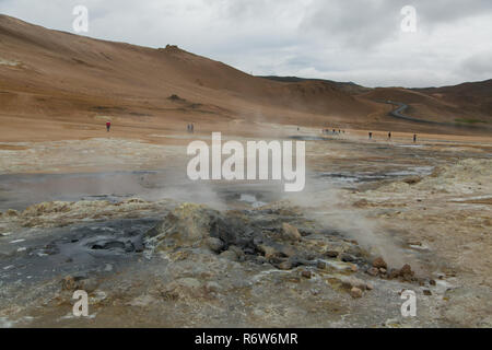 Touristen zu Fuß rund um die geothermale Region an Hverir, Namafjall, Island Stockfoto