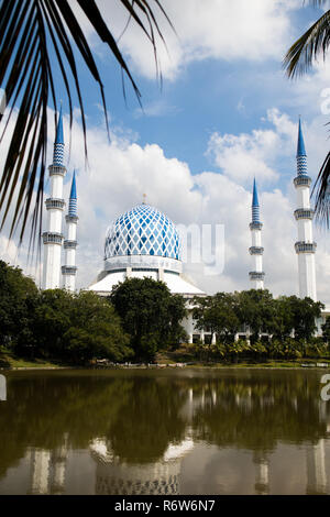 Blaue Moschee von Natur umrahmt mit Reflexion in Shah Alam Stockfoto