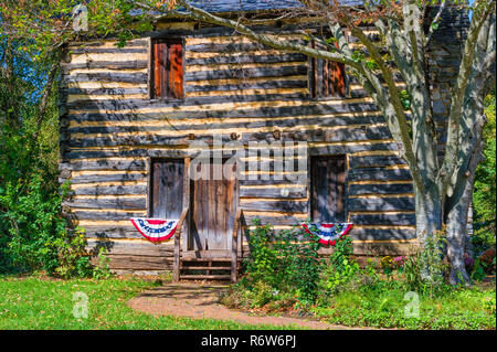 Erwin, Tennessee, USA - 24. Oktober 2018: Dieses Blockhaus 1777 gebaut von Christopher Taylor Offizier in den Franzosen- und Indianerkrieg und majob Stockfoto