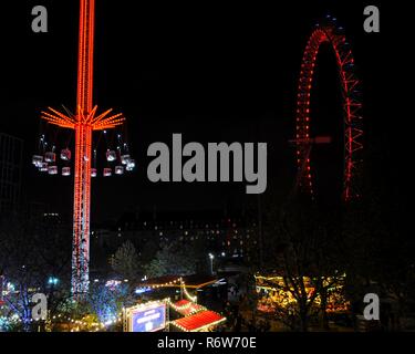 Winter Starflyer Messegelände fahren und Weihnachtsmarkt auf der Southbank Winter Festival (l) und London Eye (r), Lambeth, London, UK. Stockfoto