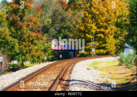 Erwin, Tennessee, USA - 24. Oktober 2018: Railroad Tracks, laufen entlang der Rückseite der Mainstreet in Erwin. Stockfoto