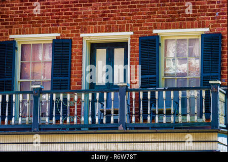 Erwin, Tennessee, USA - 24. Oktober 2018: Nahaufnahme von einem oberen Stockwerk Veranda auf einer der vielen historischen Gebäuden in Erwin. Stockfoto