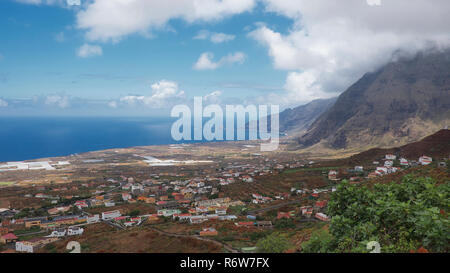 Blick auf die Küste in Richtung Las Puntas, der nördliche Teil der Insel El Hierro, von einem günstigen Aussichtspunkt in Frontera, Kanarische Inseln, Spanien Stockfoto