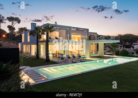 Beleuchtete Fassade Neubau Villa und Pool, Quinta do Lago Stockfoto