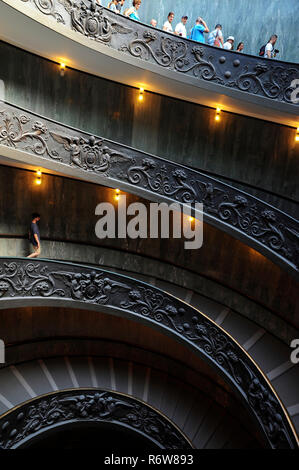 Die vertikale Perspektive von Bramante Wendeltreppe, eine Doppelhelix Treppe von Giuseppe Momo 1932 entworfen, eine moderne Variante des ursprünglichen Treppe Stockfoto