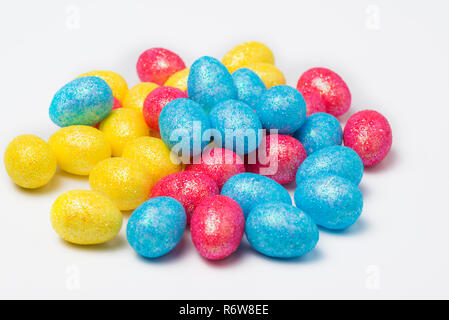 Nahaufnahme eines buntes Osterfest Glittery Kunststoff Eier Stockfoto