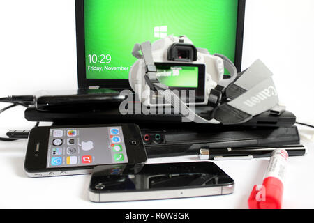 Technik, Kamera Canon 100D, laptop Lenovo thinkpad, apple iphone 4s, Moderator, Microsoft Windows, externe Festplatte Stockfoto