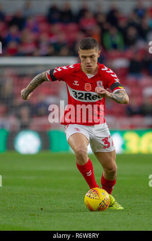 19. November 2018, Riverside Stadium, Middlesbrough, England; EFL-Meisterschaft, Middlesbrough v Wigan Athletic: Mo Besic (37) von Middlesbrough mit der Kugel Credit: Craig Milner/News Bilder der Englischen Football League Bilder unterliegen DataCo Lizenz Stockfoto