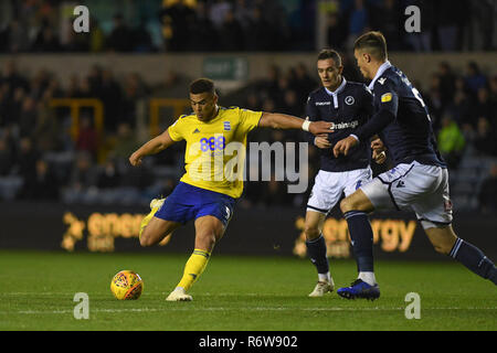 28. November 2018, die Höhle, Millwall, England; Sky Bet EFL Meisterschaft Millwall v Birmingham City; Che Adams (09) von Birmingham schießt Credit: Phil Westlake/News Bilder der Englischen Football League Bilder unterliegen DataCo Lizenz Stockfoto