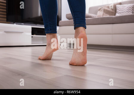 Nahaufnahme von einem Fuß auf Fußbodenheizung. Stockfoto