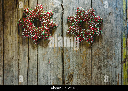 Paar Cookies in Schokolade getauchten und Toppings in der Form eines Christmas Star. Stockfoto