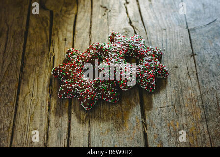 Paar Cookies in Schokolade getauchten und Toppings in der Form eines Christmas Star. Stockfoto