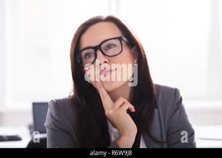 Nahaufnahme einer beabsichtigten Geschäftsfrau Stockfoto