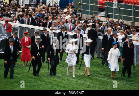 Das Derby Pferderennen auf Epsom Downs, England. 1986, gescannte 2018 Die 1986 Epsom Derby war ein Pferd Rennen, in Epsom Downs am Mittwoch, dem 4. Juni 1986 stattfand. Es war die 207. Läuft der Derby, und es wurde von Shahrastani gewonnen. Der Sieger wurde von Walter Swinburn geritten und von Michael Stoute ausgebildet. Derby Tag von der britischen königlichen Familie und Mitglieder der Öffentlichkeit, die ein schönes Picknick genossen besucht. Stockfoto