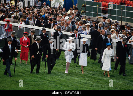 Das Derby Pferderennen auf Epsom Downs, England. 1986, gescannte 2018 Die 1986 Epsom Derby war ein Pferd Rennen, in Epsom Downs am Mittwoch, dem 4. Juni 1986 stattfand. Es war die 207. Läuft der Derby, und es wurde von Shahrastani gewonnen. Der Sieger wurde von Walter Swinburn geritten und von Michael Stoute ausgebildet. Derby Tag von der britischen königlichen Familie und Mitglieder der Öffentlichkeit, die ein schönes Picknick genossen besucht. Stockfoto