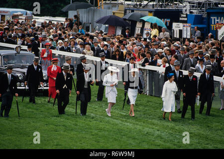 Das Derby Pferderennen auf Epsom Downs, England. 1986, gescannte 2018 Die 1986 Epsom Derby war ein Pferd Rennen, in Epsom Downs am Mittwoch, dem 4. Juni 1986 stattfand. Es war die 207. Läuft der Derby, und es wurde von Shahrastani gewonnen. Der Sieger wurde von Walter Swinburn geritten und von Michael Stoute ausgebildet. Derby Tag von der britischen königlichen Familie und Mitglieder der Öffentlichkeit, die ein schönes Picknick genossen besucht. Stockfoto