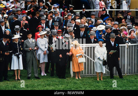 Das Derby Pferderennen auf Epsom Downs, England. 1986, gescannte 2018 Die 1986 Epsom Derby war ein Pferd Rennen, in Epsom Downs am Mittwoch, dem 4. Juni 1986 stattfand. Es war die 207. Läuft der Derby, und es wurde von Shahrastani gewonnen. Der Sieger wurde von Walter Swinburn geritten und von Michael Stoute ausgebildet. Derby Tag von der britischen königlichen Familie und Mitglieder der Öffentlichkeit, die ein schönes Picknick genossen besucht. Stockfoto