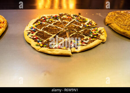 Schokolade, Pizza und Süßigkeiten in einem Restaurant. Stockfoto