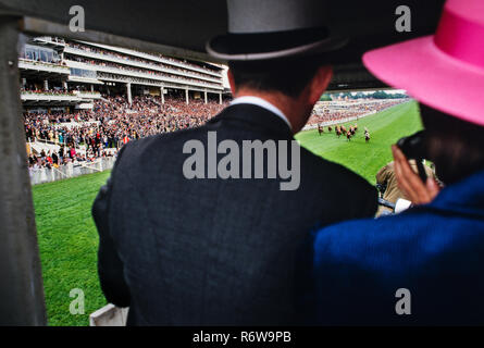 Das Derby Pferderennen auf Epsom Downs, England. 1986, gescannte 2018 Die 1986 Epsom Derby war ein Pferd Rennen, in Epsom Downs am Mittwoch, dem 4. Juni 1986 stattfand. Es war die 207. Läuft der Derby, und es wurde von Shahrastani gewonnen. Der Sieger wurde von Walter Swinburn geritten und von Michael Stoute ausgebildet. Derby Tag von der britischen königlichen Familie und Mitglieder der Öffentlichkeit, die ein schönes Picknick genossen besucht. Stockfoto