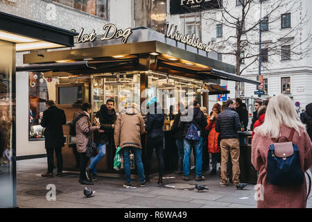Wien, Österreich - 25 November 2018: Menschen kaufen Lebensmittel aus der Zum Goldenen Wursten (den "Goldenen Würstchen") in Wien, Österreich. Wurst steht Stockfoto